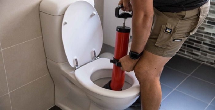 Sử dụng bơm thông tắc bồn cầu để loại bỏ tình trạng tắc nghẽn nhẹ bơm thông tắc bồn cầu
