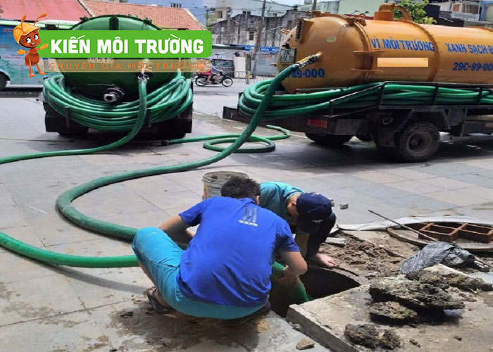 Nhận diện đơn vị hút bể phốt chất lượng nhờ nhân viên chuyên nghiệp hút bể phốt tại Chùa Láng
