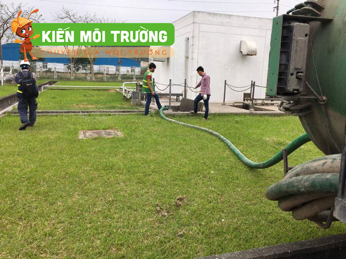 Hút bể phốt không đục phá bằng công nghệ chân không hút bể phốt không đục phá