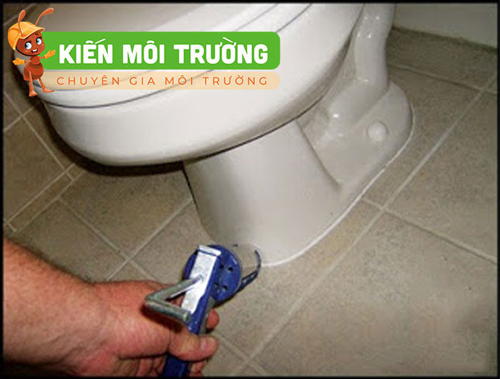 Sửa bồn cầu bị rò rỉ nước do tiếp xúc với sàn nhà bị nứt bồn cầu bị rò rỉ nước