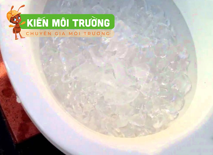 Dùng đá lạnh khi hầm cầu không rút nước bồn cầu rút nước chậm