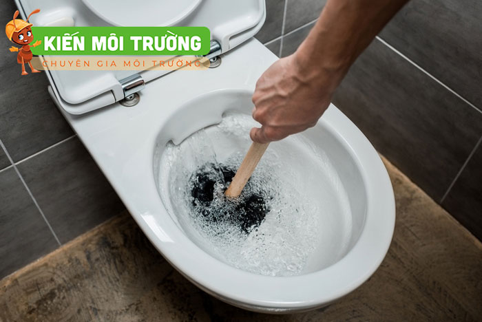 Xử lý bồn cầu không rút nước bằng Pittong bồn cầu rút nước chậm