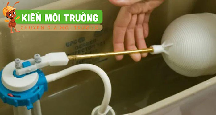 Sửa bồn cầu rỉ nước do phao điều chỉnh quá giới hạn bồn cầu bị rò rỉ nước