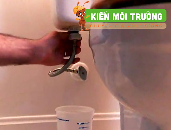 Cách xử lý bồn cầu bị rỉ nước do van cấp bồn cầu bị rò rỉ nước