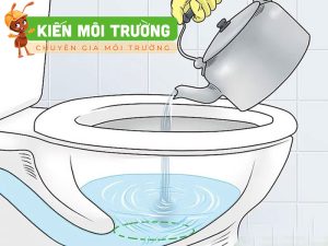 cách thông bồn cầu bằng nước nóng