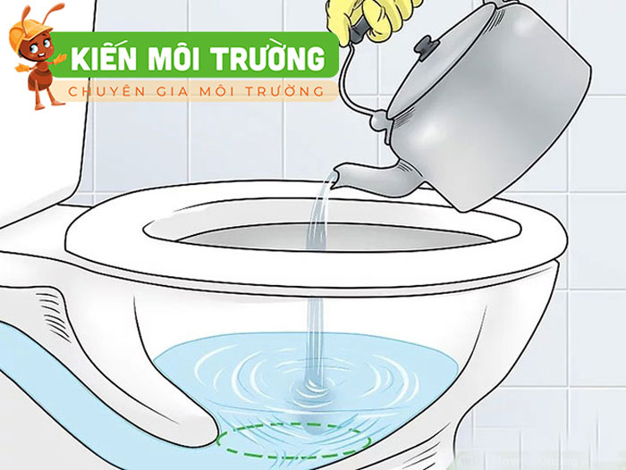 cách thông bồn cầu bằng nước nóng