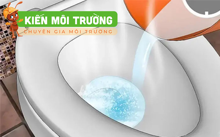 cách thông bồn cầu bằng nước nóng