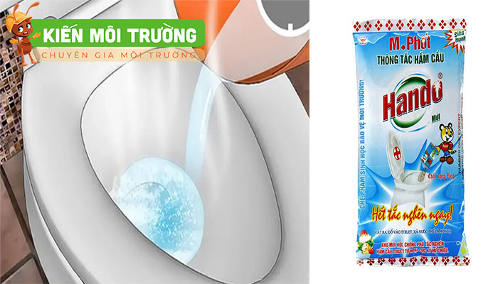 cách thông bồn cầu bằng nước nóng