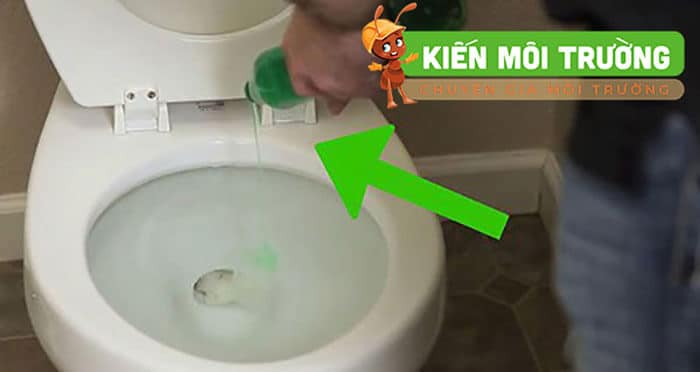 thông bồn cầu bằng nước rửa chén