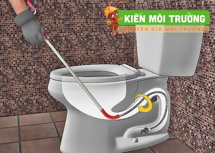 Xử lý bồn cầu bị trào ngược nước bằng dây thông nghẹt bồn cầu bị trào ngược