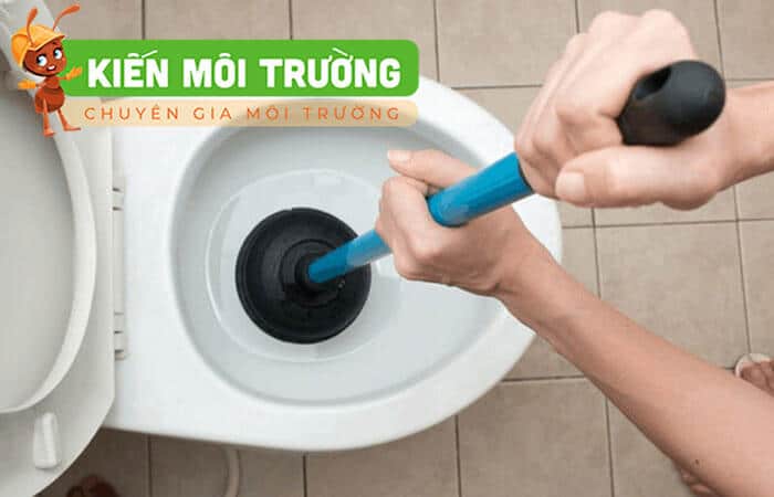 Xử lý bồn cầu xả nước bị trào ngược lên bằng pittong bồn cầu bị trào ngược