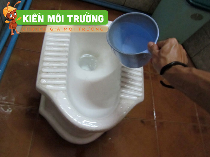 cách thông tắc bồn cầu ngồi xổm
