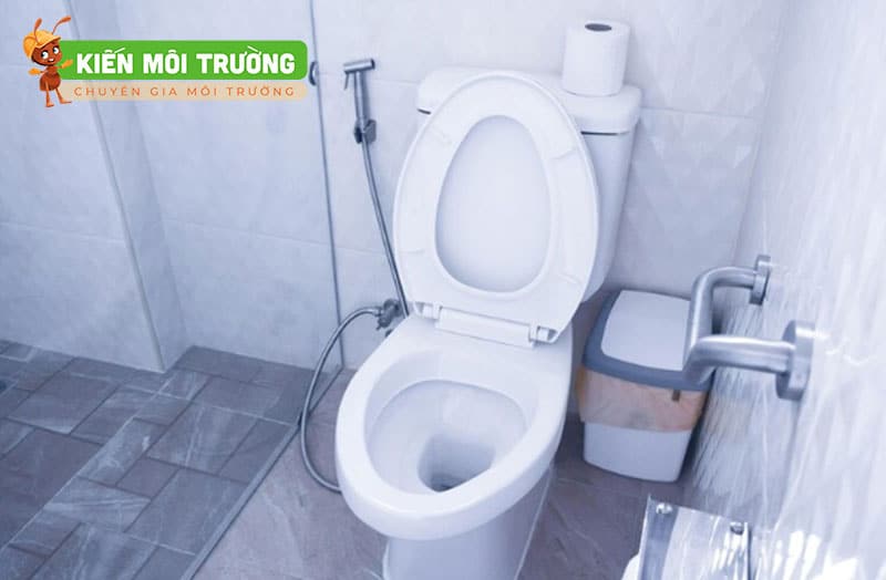 thông bồn cầu bằng móc áo