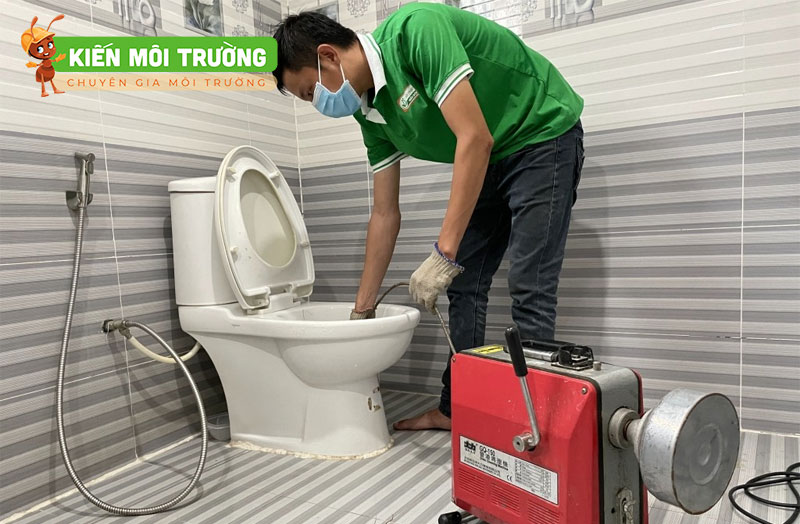 thông bồn cầu bằng móc áo