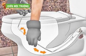 thông bồn cầu bằng móc áo