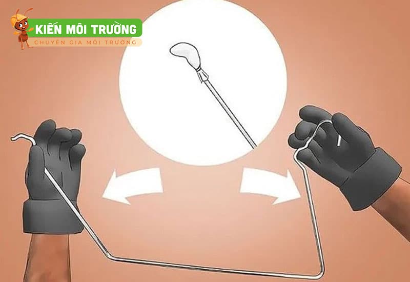thông bồn cầu bằng móc áo