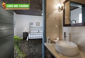 nhà vệ sinh đối diện cửa chính