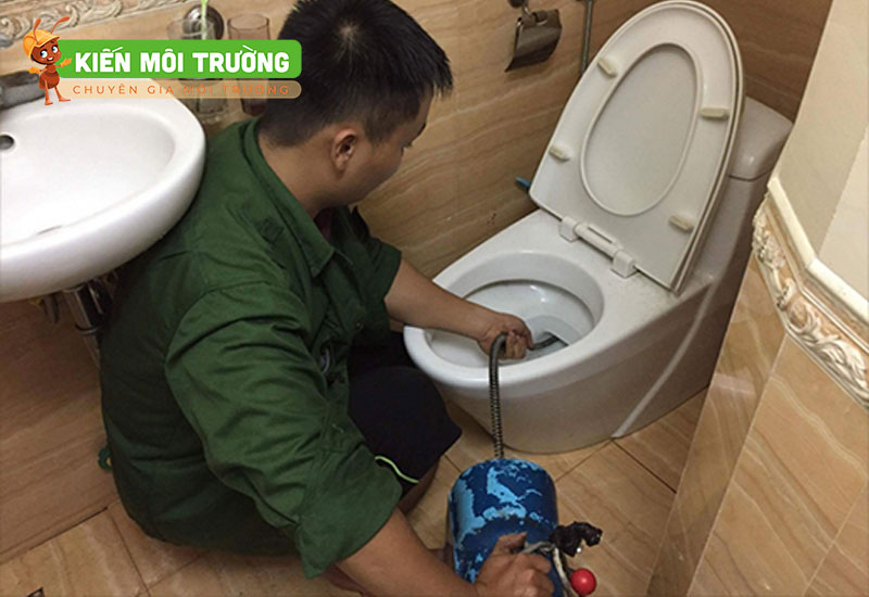 Thông tắc bồn cầu Hòa Bình