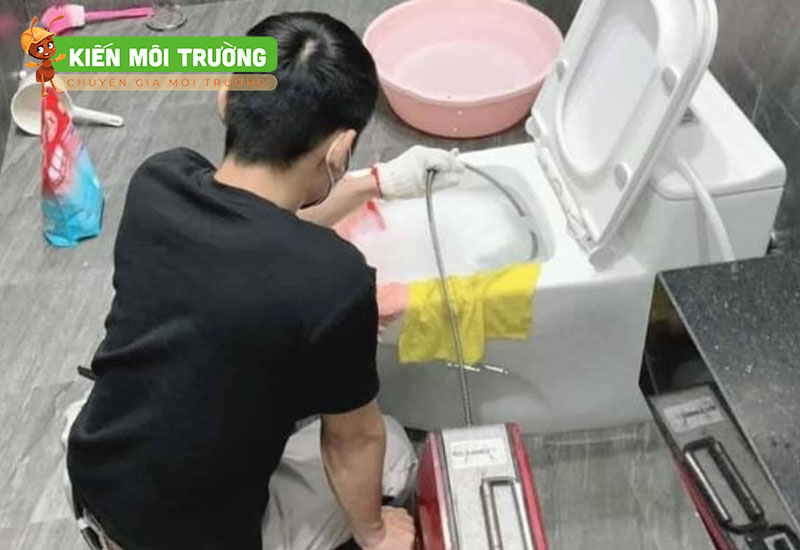 Thông tắc bồn cầu Hòa Bình