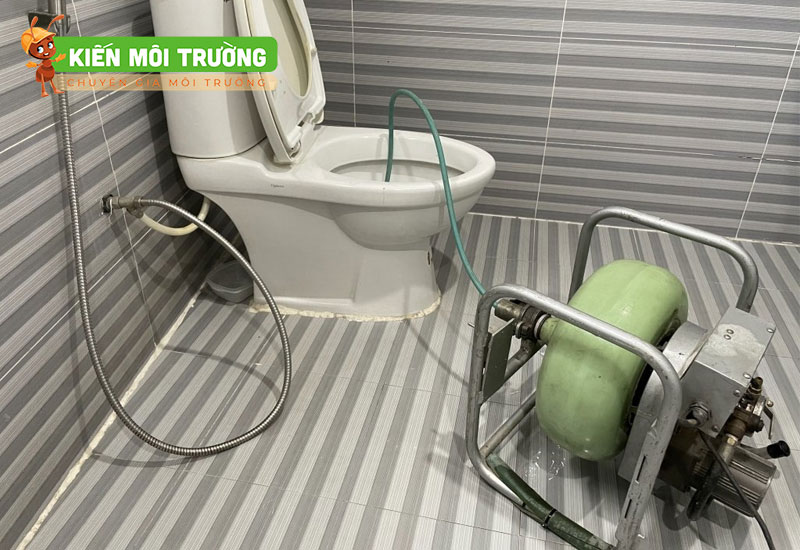 Thông tắc bồn cầu Hòa Bình