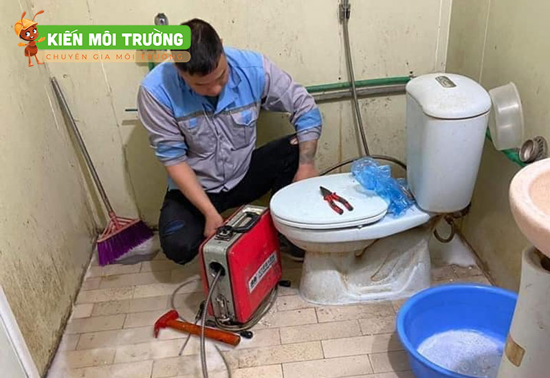 Thông tắc bồn cầu Hòa Bình