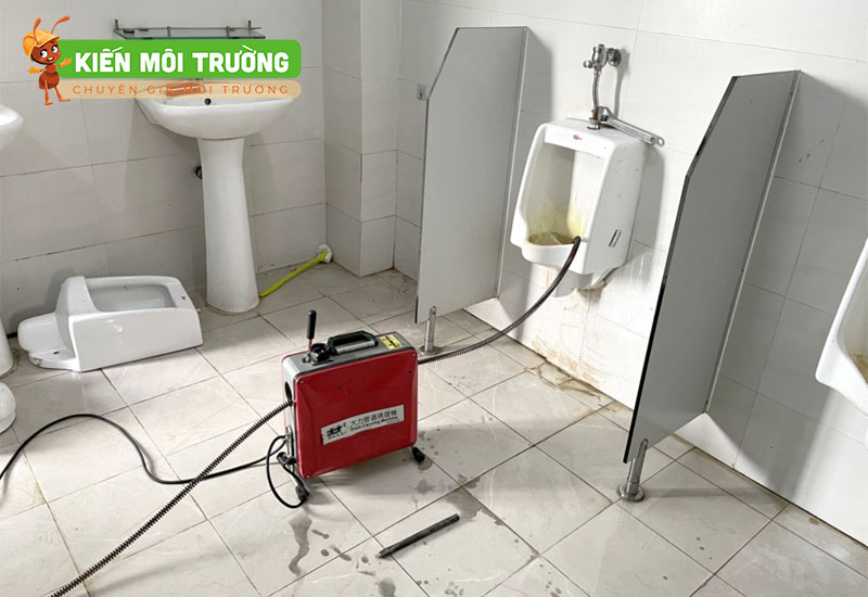 Thông tắc bồn cầu bằng máy lò xo