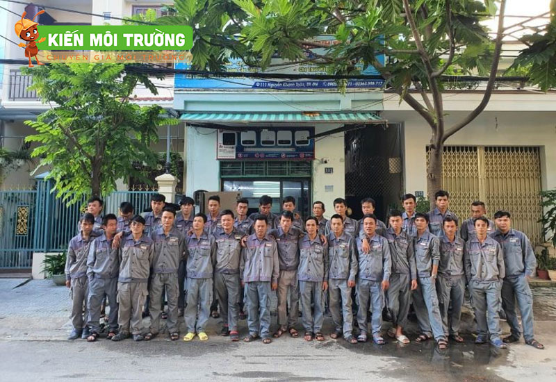 Thông tắc bồn cầu bằng máy lò xo