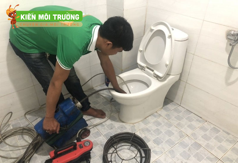 Thông tắc bồn cầu bằng máy lò xo
