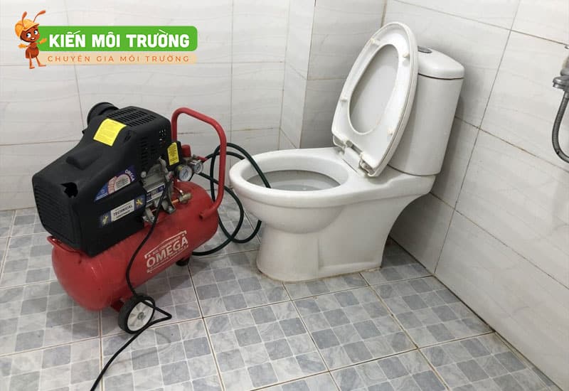 cách thông cống bằng máy nén khí