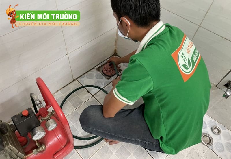 cách thông cống bằng máy nén khí