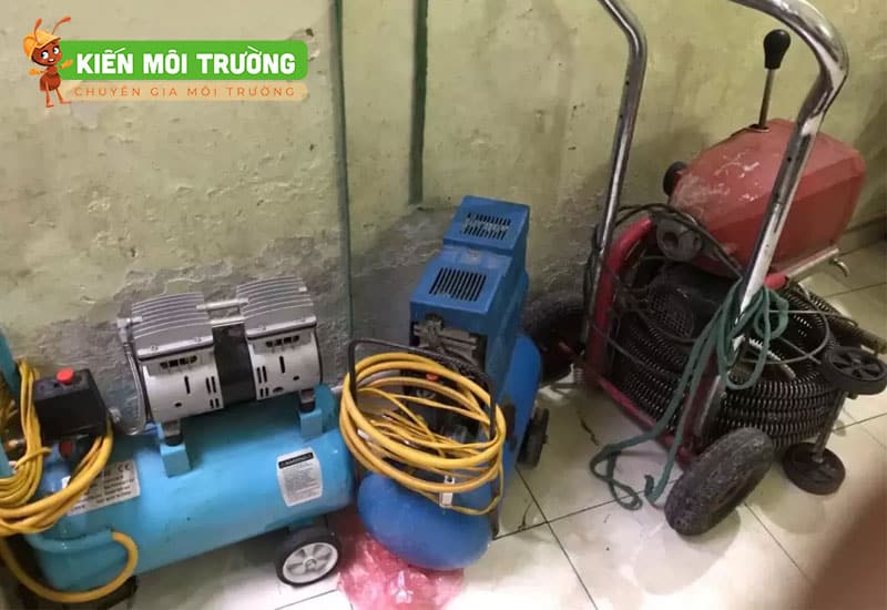 cách thông cống bằng máy nén khí