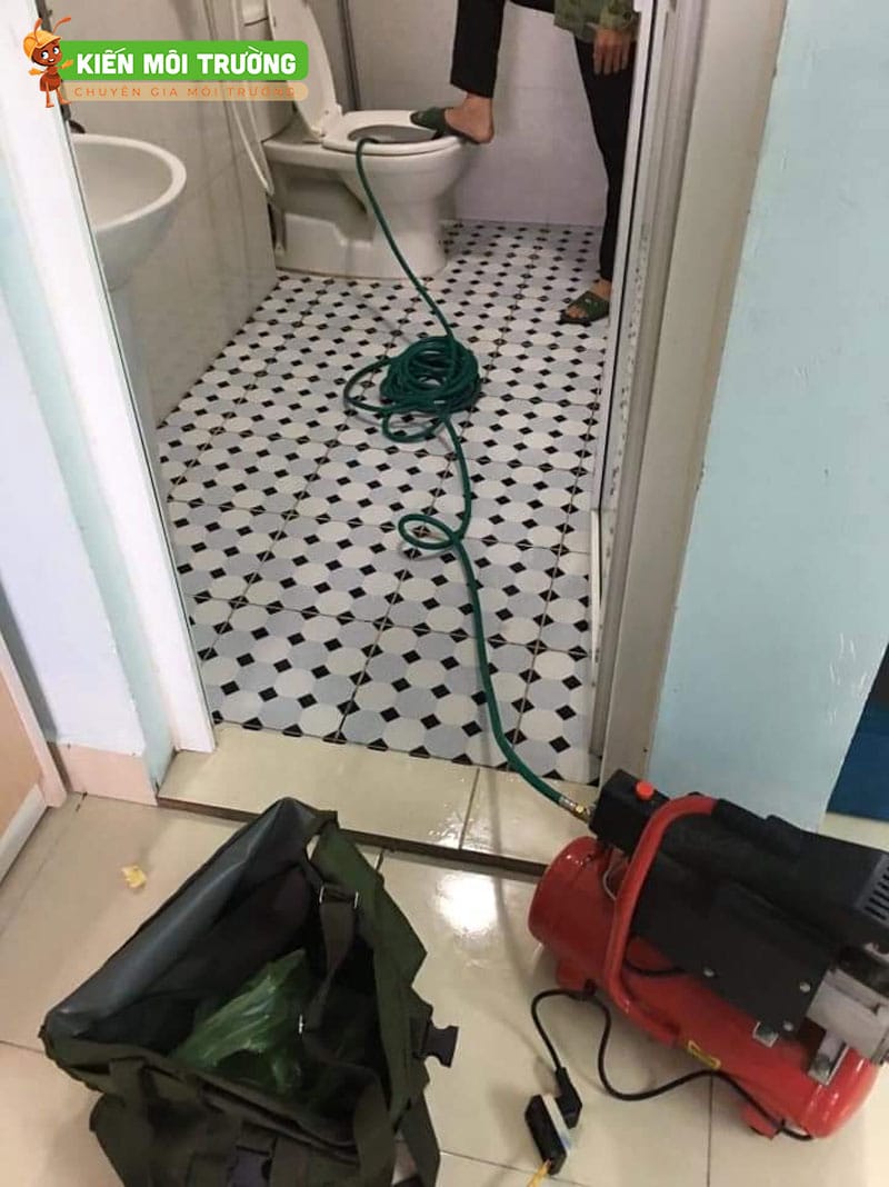 cách thông cống bằng máy nén khí