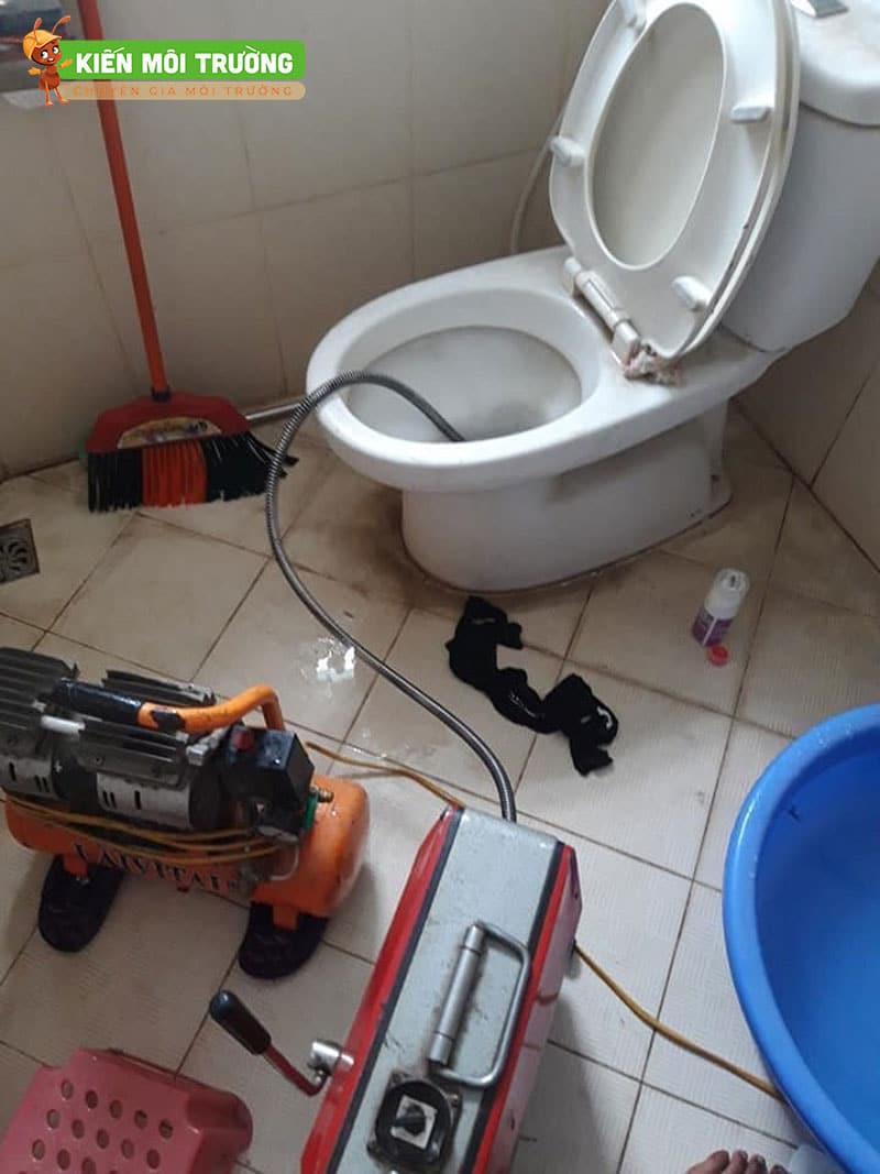 cách thông cống bằng máy nén khí