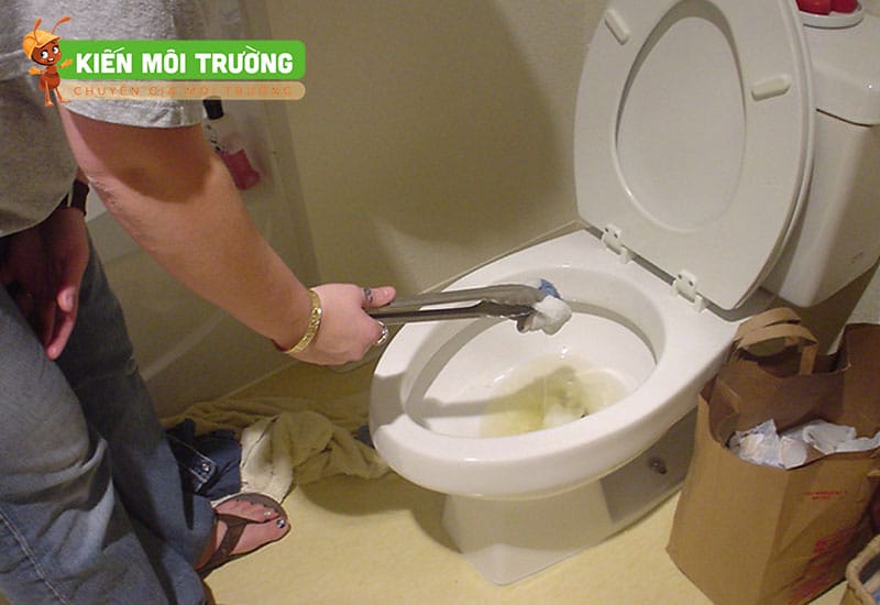 cách thông bồn cầu bị tắc vật cứng