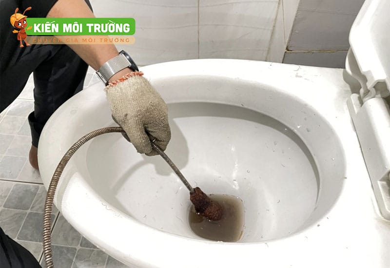 cách thông bồn cầu bị tắc vật cứng