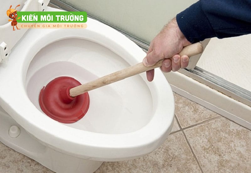 cách thông bồn cầu bị tắc vật cứng