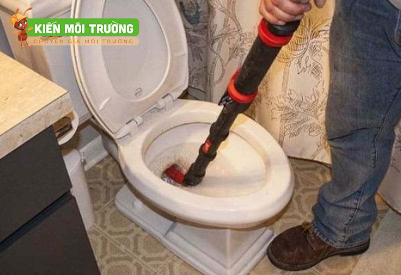 cách thông bồn cầu bị tắc vật cứng