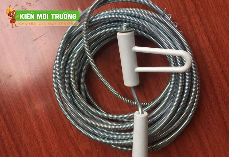 cách thông bồn cầu bị tắc vật cứng