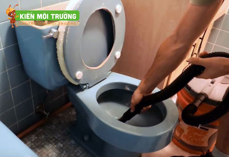 cách thông bồn cầu bị tắc vật cứng