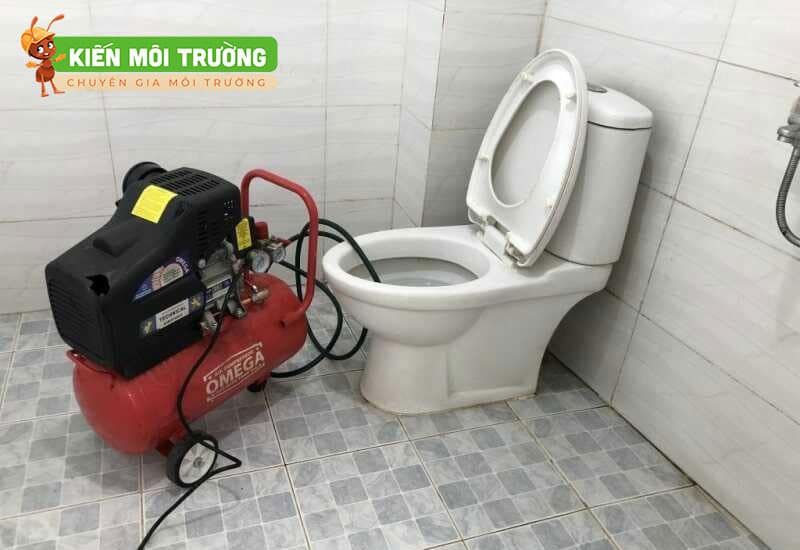 cách thông bồn cầu bị tắc vật cứng